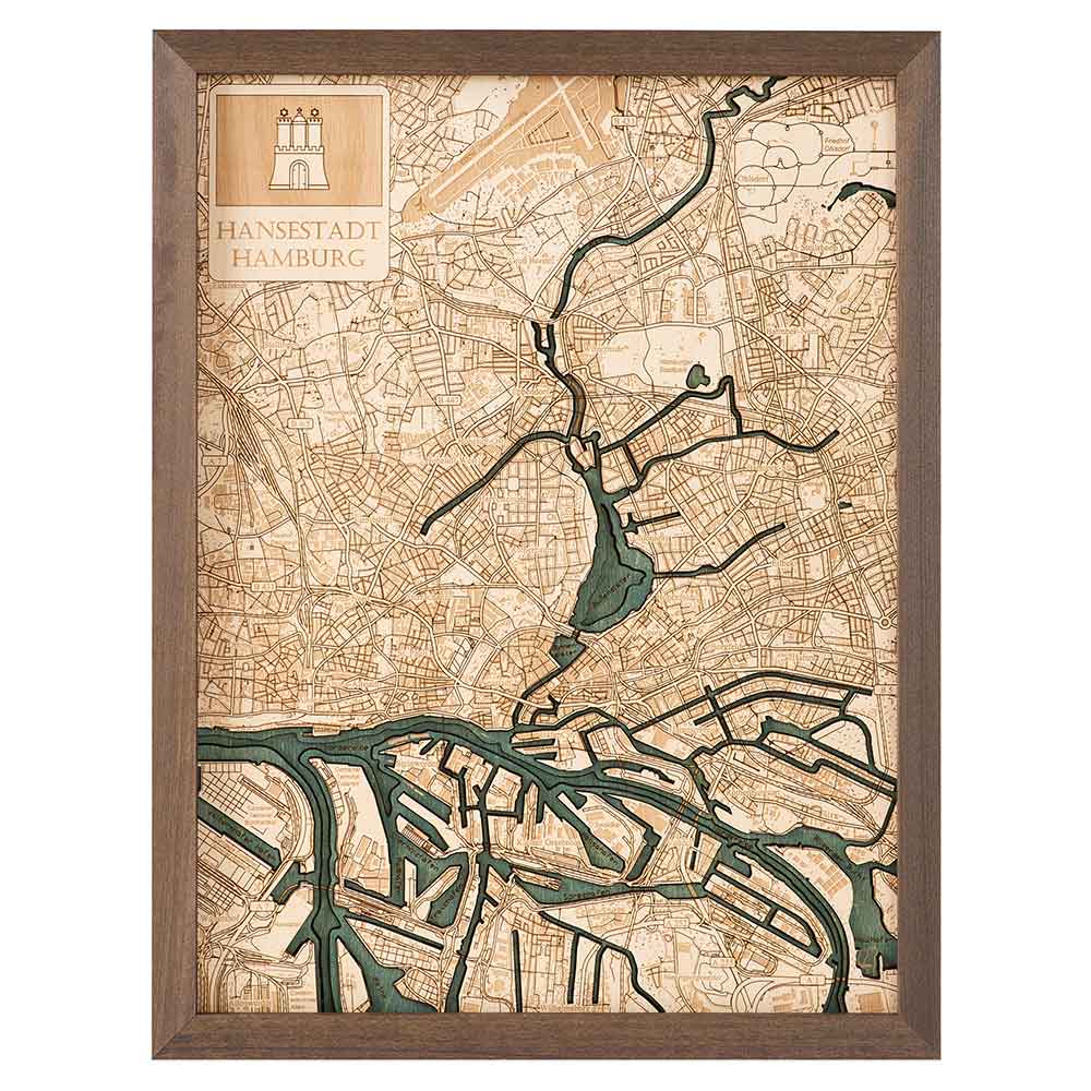 Gerahmte Holzkarte von Hamburg, Deutschland, mit detaillierter Darstellung von Straßen, Wasserwegen und Stadtgrundriss mit einer beschrifteten Plakette in der linken oberen Ecke.