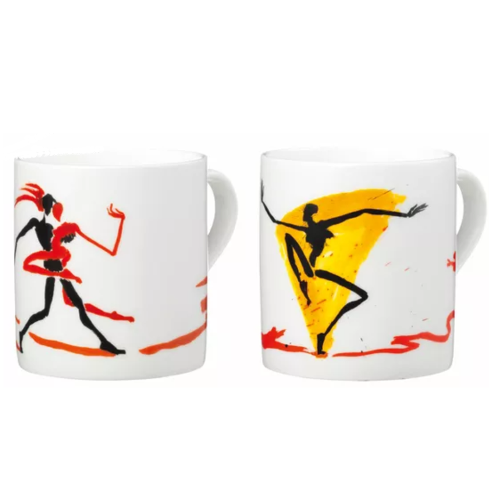 2er-Set Porzellanbecher „Tanzend“ von Helge Leiberg mit abstrakten schwarzen, roten und gelben Tanzfiguren.