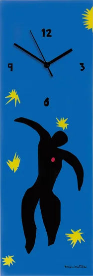 Blaue Uhr mit schwarzer abstrakter Figur, gelben Sternformen und einfachen schwarzen Uhrzeigern und Zahlen.