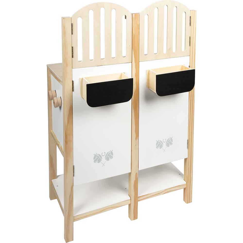 Pferdestall aus Holz mit offenen Ablagefächern, einer weißen Frontplatte und aufgesetzten rechteckigen Schalen, für Kinder konzipiert.