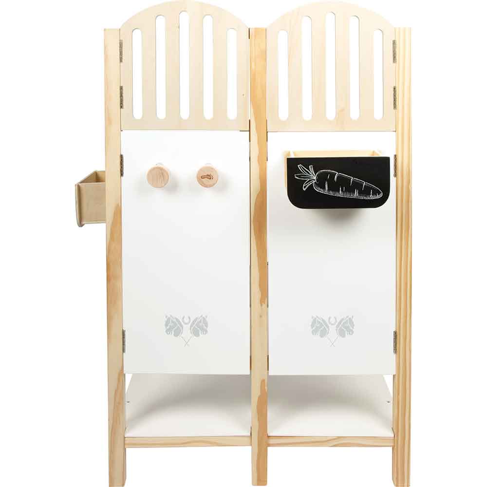 Hobby-Horse-Pferdestall aus Holz mit zwei weißen Türen, Holzknöpfen und einem Kreideschild mit einer Karottenzeichnung an der rechten Tür.