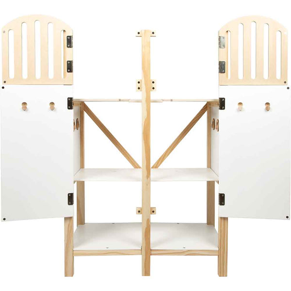 Hobby-Horse-Pferdestall aus Holz mit zwei offenen Türen, zwei Einlegeböden und einer Ausführung in Naturholz und Weiß.