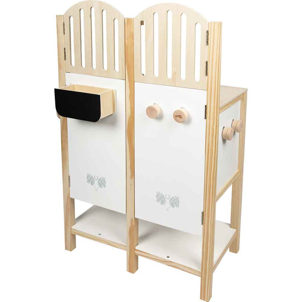 Hobby-Horse-Pferdestall aus Holz mit Knöpfen, einem kleinen Regal und einer schwarzen Kreidetafel auf einer Seite.