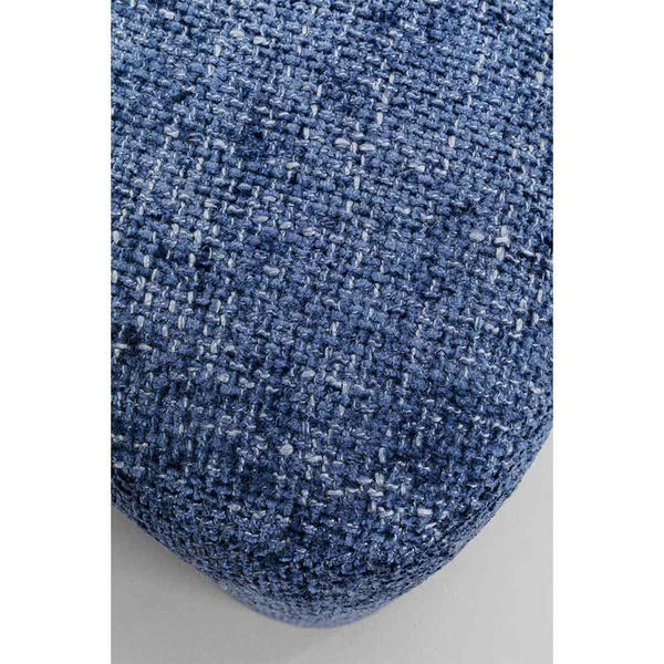 Nahaufnahme eines strukturierten blauen gewebten Stoffkissens auf einer hellgrauen Oberfläche.