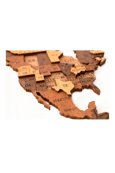 Eine Nahaufnahme einer Holzkarte, die einen Teil der Vereinigten Staaten und Mexikos zeigt, mit eingravierten Staatsnamen und Grenzen.