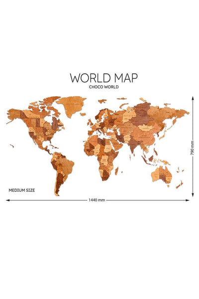 Eine Weltkarte aus Holz mit der Aufschrift WORLD MAP CHOCO WORLD, 1440 mm breit und 790 mm hoch, mit Ländern und Kontinenten in verschiedenen Holztönen.