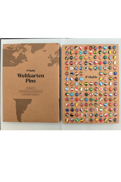 Kartonverpackung mit der Aufschrift Weltkarten Pins neben einer Tafel mit zahlreichen runden Anstecknadeln, die jeweils mit einer anderen Nationalflagge verziert sind.