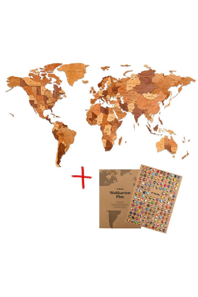 Eine hölzerne Weltkarte mit Ländernamen wird über einer Packung bunter Kartennadeln und einem Karton mit der Aufschrift "Pins" gezeigt.
