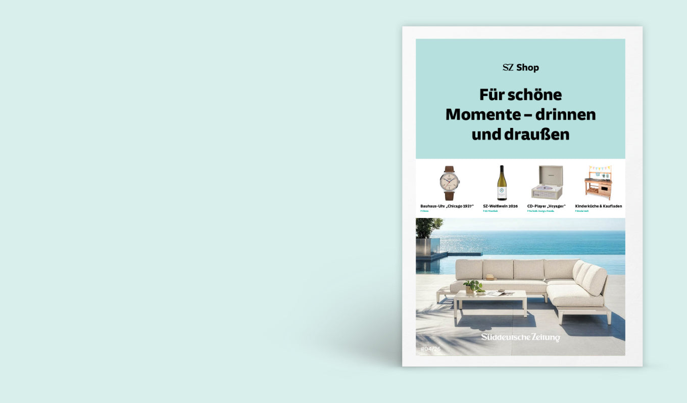 Hellblaue Keramikvase mit rosafarbenen Blumenstrauß mit Obstschale gefüllt mit aprikosen