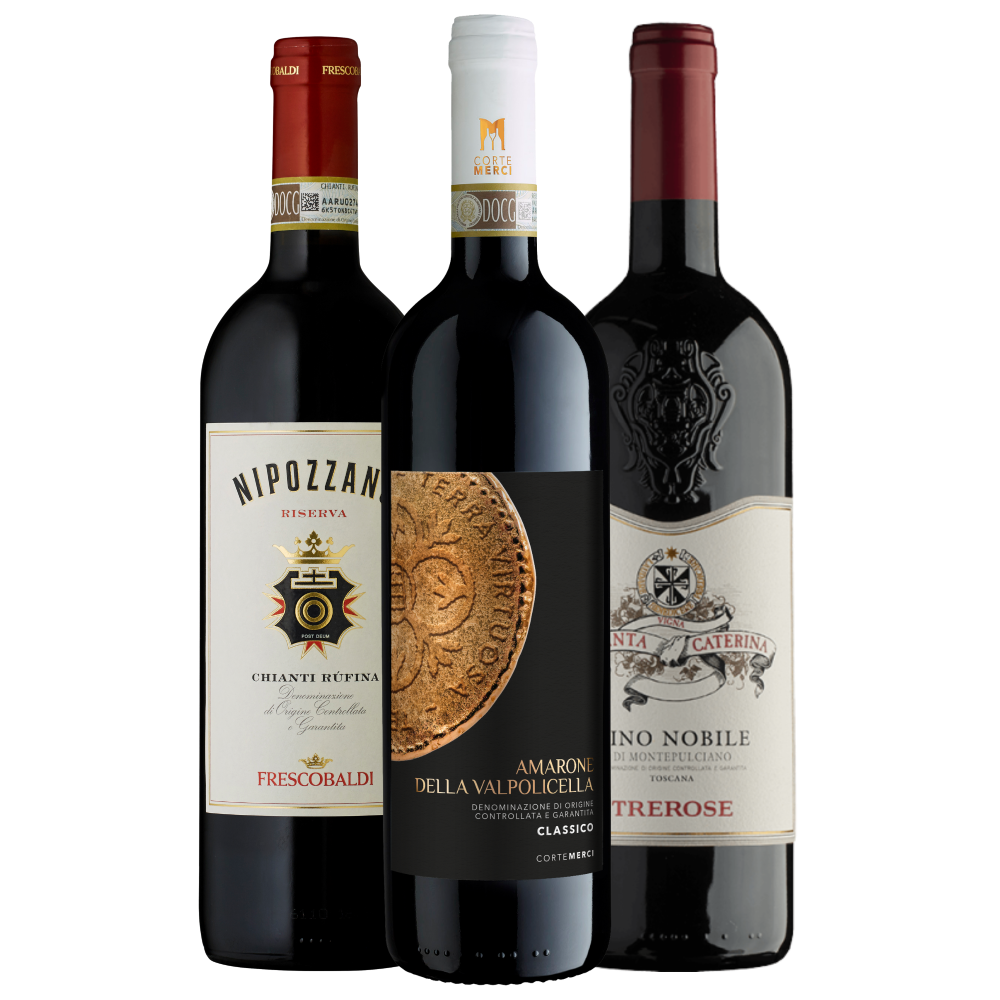 Drei Flaschen italienischen Rotweins mit unterschiedlichen Etiketten stehen nebeneinander auf einem weißen Hintergrund.