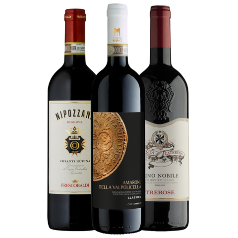 Drei Flaschen italienischen Rotweins mit unterschiedlichen Etiketten stehen nebeneinander auf einem weißen Hintergrund.