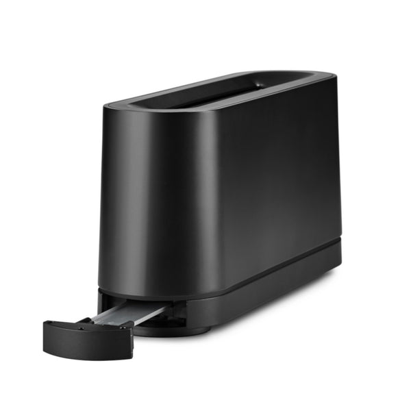 Ein schwarzer, moderner elektrischer Toaster auf weißem  Hintergrund.