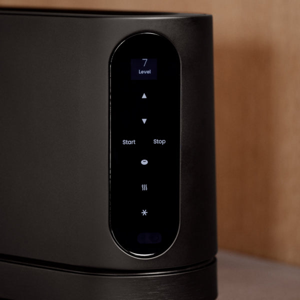 Nahaufnahme eines schwarzen Gerätebildschirms mit Stufe 7 und verschiedenen Steuertasten.