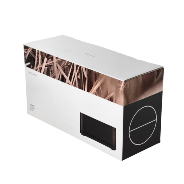 Rechteckige Produktschachtel mit abstraktem Grasmuster und einem Teilbild eines schwarzen elektronischen Geräts an der Seite.