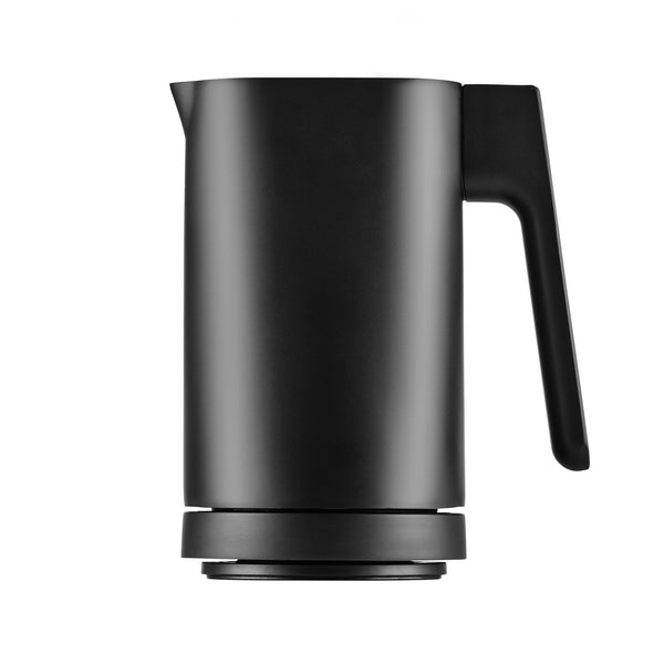 Mattschwarzer elektrischer Wasserkocher mit minimalistischem Design, dargestellt in Profilansicht auf weißem Hintergrund.