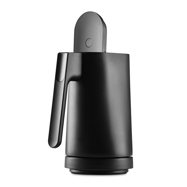 Mattschwarzer elektrischer Wasserkocher mit geschlossenem Deckel und seitlichem Griff, abgebildet auf weißem Hintergrund.