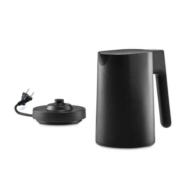 Ein schwarzer elektrischer Wasserkocher mit passendem Sockel und angeschlossenem Netzkabel, dargestellt auf weißem Hintergrund.