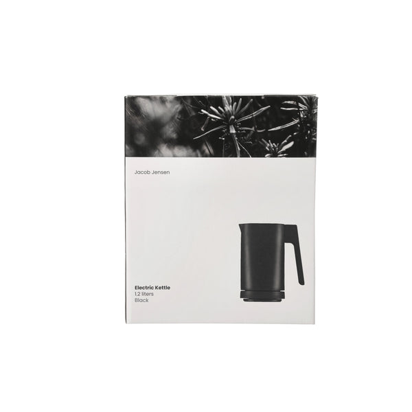 Schachtel für einen Jacob Jensen Wasserkocher, 1,2 Liter, schwarz, mit einem schwarz-weißen Blumenmotiv auf der Oberseite.