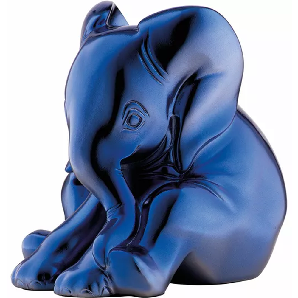 Glänzend blaue Keramikelefantenfigur, die sitzend den Rüssel unter dem Gesicht zusammengerollt hat.
