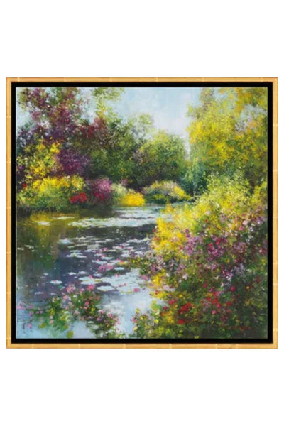Ein gerahmtes Gemälde zeigt einen Teich, der von dichtem, farbenfrohem Laub und Bäumen umgeben ist und in dem sich das Wasser spiegelt.
