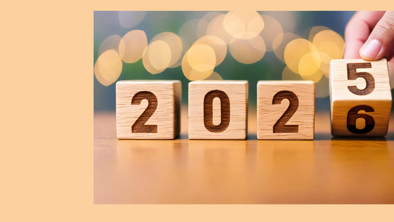 Highlights des Jahres. Holzwürfel mit Ziffern 2025. der rechte Würfel wird umgedreht und von 5 auf 6 gedreht.