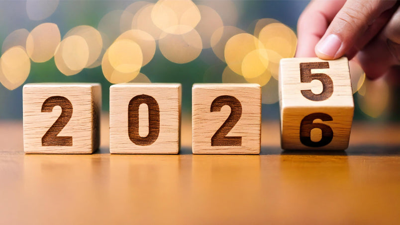 Geschenkebeilage mit goldener Tischlampe, eine Krippe, Skulptur mit einem goldenen Engel und beiger Wärmflasche.