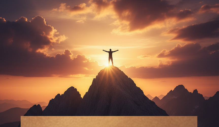 berg-Panorama mit Sonnenaufgang. eine Person steht mit ausgestreckten Armen der Sonne entgegen.