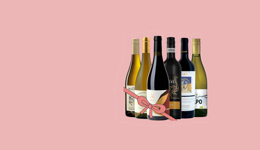 Geschenk mit rotem Schleifenband um 6 Weinflaschen