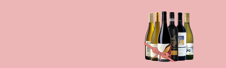 Geschenk mit rotem Schleifenband um 6 Weinflaschen