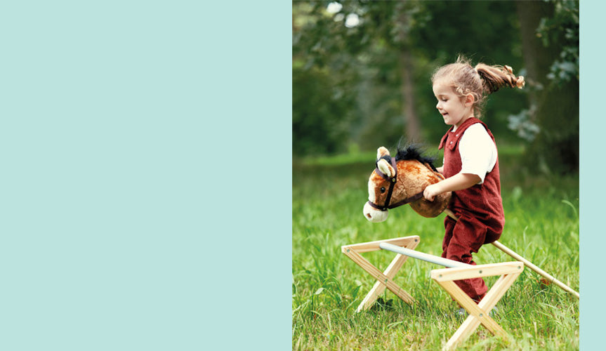 Foto von einem sandfarbenen CD Player von Crosley, stehend auf einem Holztisch