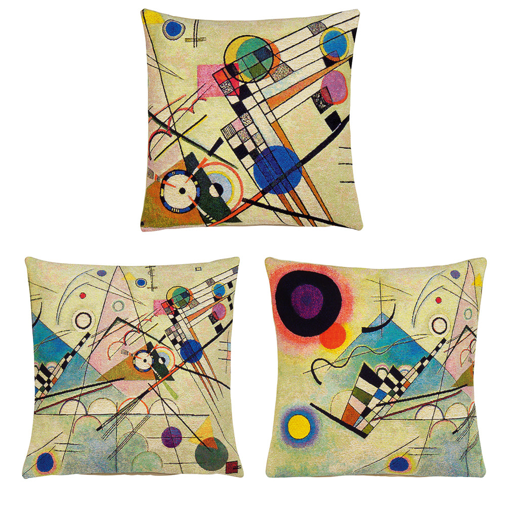3er-Set Kissenbezüge „Komposition VIII A-C“, inspiriert von Wassily Kandinsky, mit abstrakten geometrischen Mustern in leuchtenden Farben auf Weiß.