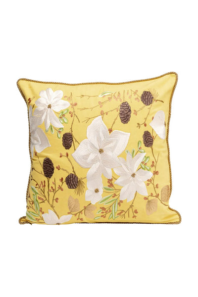 Quadratisches gelbes Kissen mit weißer Blumen- und brauner Tannenzapfen-Stickerei und goldener Kordelborte an den Rändern.