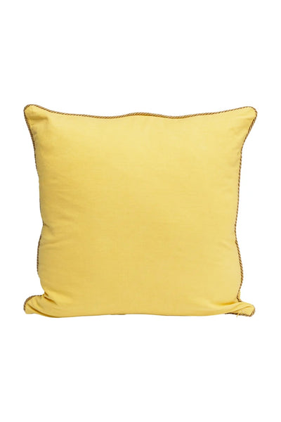 Quadratisches gelbes Kissen mit brauner Paspelierung an den Rändern vor einem weißen Hintergrund.