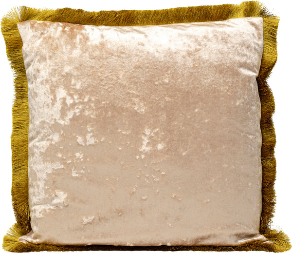 Quadratisches beiges Samtkissen mit gelben Fransen an den Rändern auf weißem Hintergrund.