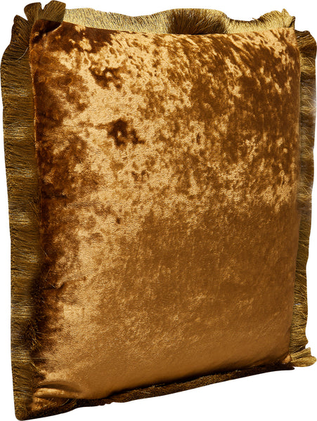 Goldenes Samtkissen mit Fransen, abgebildet auf weißem Hintergrund.