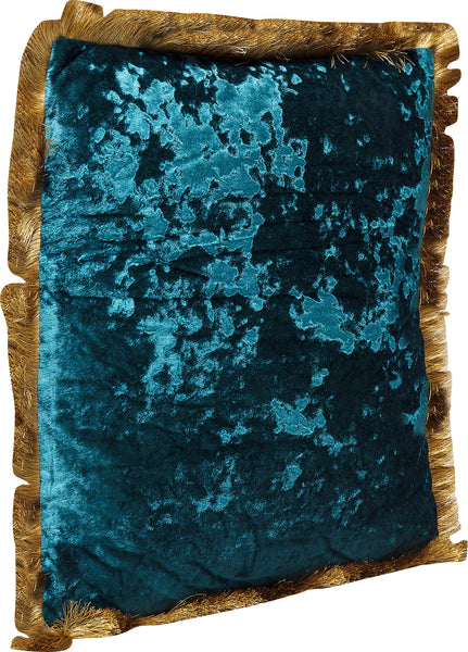 Quadratisches, blaugrünes Samtkissen mit goldenen Fransen an allen Seiten, die eine zerknitterte Textur aufweisen.