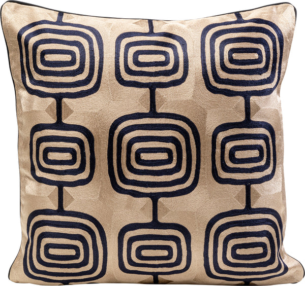 Quadratisches Kissen mit beigem Hintergrund und einem geometrischen, marineblauen, quadratischen Spiralmuster.