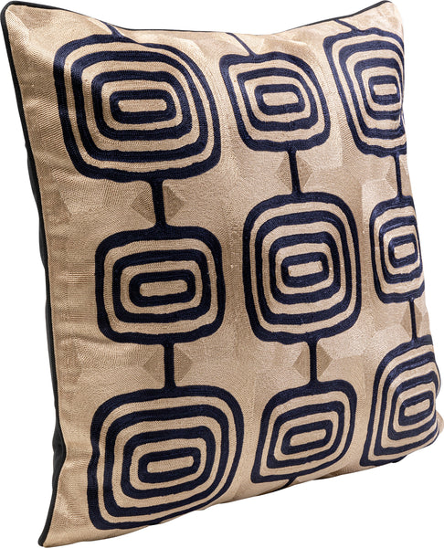 Quadratisches Kissen mit beigem Hintergrund und einem geometrischen, marineblauen, quadratischen Wirbelmuster.