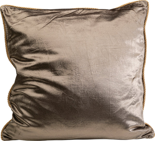 Glänzendes, silbernes Kissen mit goldener Kordel an den Rändern.