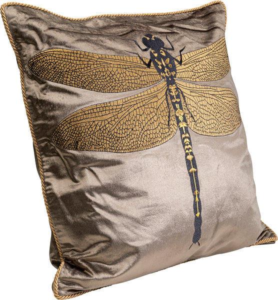 Quadratisches Kissen mit einem gold- und schwarzgestickten Libellenmotiv auf einem glänzenden beigen Stoff.