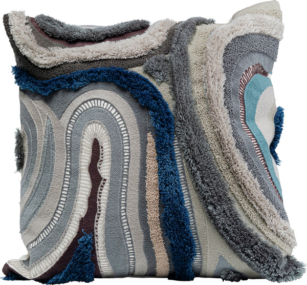 Quadratisches Kissen mit abstraktem, wellenförmigem Strukturmuster in Blau-, Grau-, Beige- und Cremetönen.