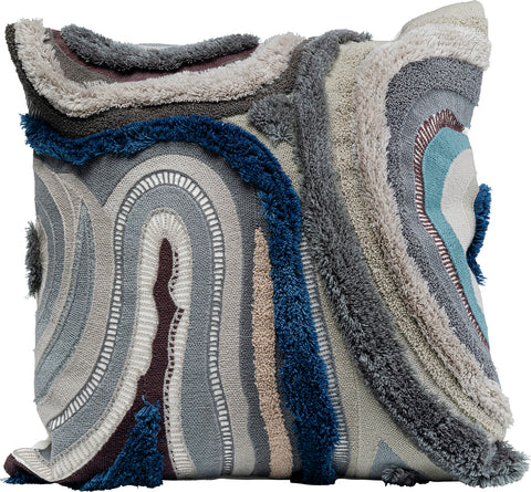 Quadratisches Kissen mit abstraktem, wellenförmigem Strukturmuster in Blau-, Grau-, Beige- und Cremetönen.