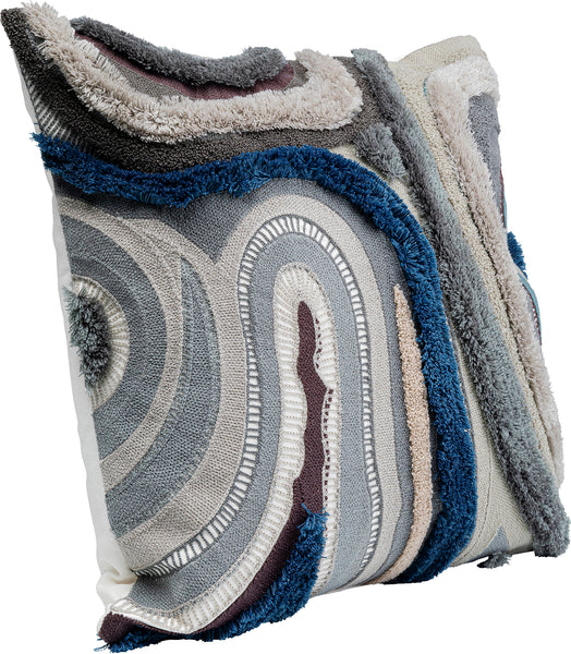 Dekoratives Kissen mit strukturierten, abstrakten Mustern in Blau, Grau, Beige und Cremefarben.