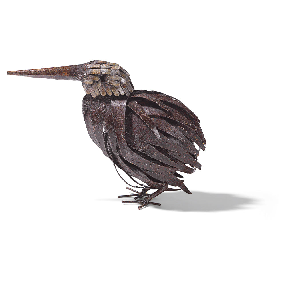 Die Luwagala: Gartenfigur „Kiwi“ ist eine aus dunklen, gebogenen Metallteilen gefertigte Vogelskulptur mit zwei Beinen und einem langen Schnabel.