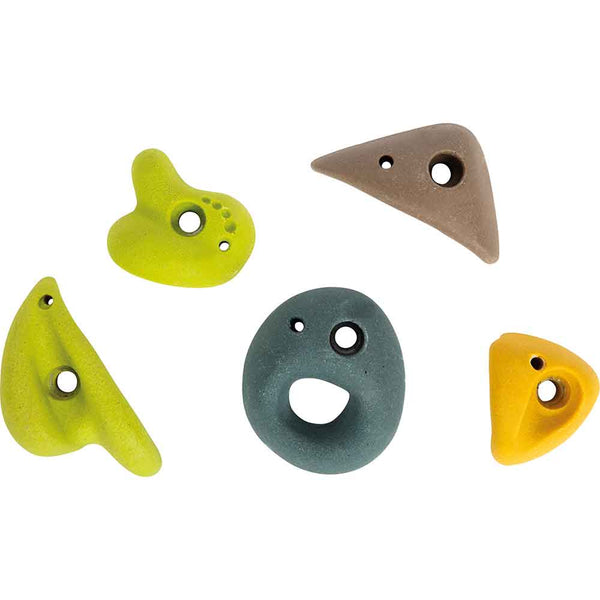 Fünf bunte Klettergriffe in verschiedenen Formen und Größen sind auf einem weißen Hintergrund angeordnet.