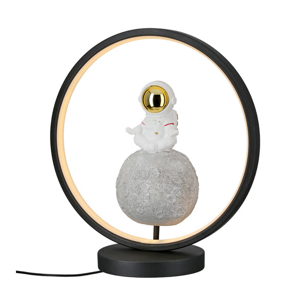 Eine runde Lampe mit einem leuchtenden Ringrahmen und einer kleinen Astronautenfigur, die auf einer strukturierten Kugel sitzt.