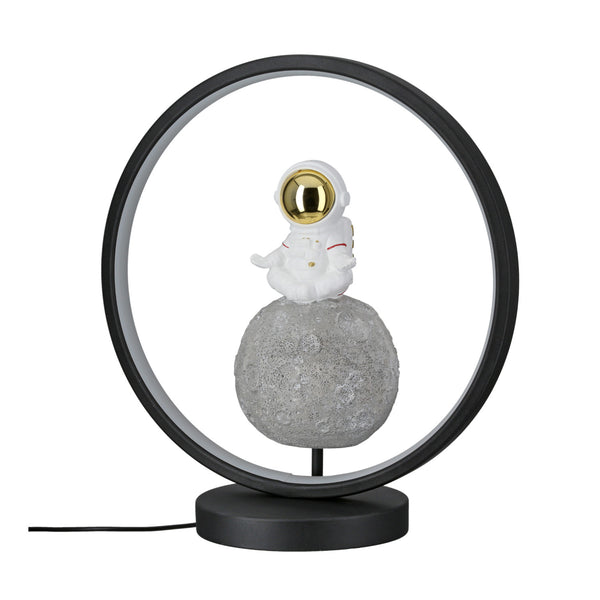 Eine runde Lampe mit einer kleinen Astronautenfigur, die auf einer grauen, strukturierten Kugel im Inneren des Rings sitzt.