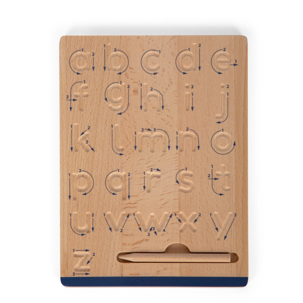 Das Schreibtafel-Set „Educate“ besteht aus einer Zeichentafel aus Holz mit Rillen für Kleinbuchstaben und einem Holzstift, der im unteren Schlitz verstaut ist.