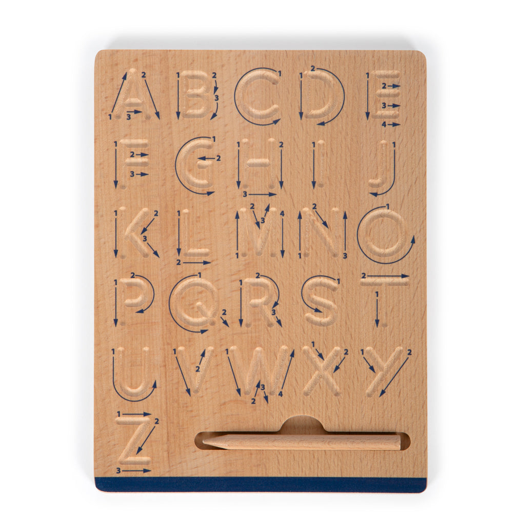 Das Schreibtafel-Set „Educate“ ist eine hölzerne Alphabet-Abtasttafel mit eingravierten Großbuchstaben A-Z mit Richtungspfeilen und einem Holzstift.