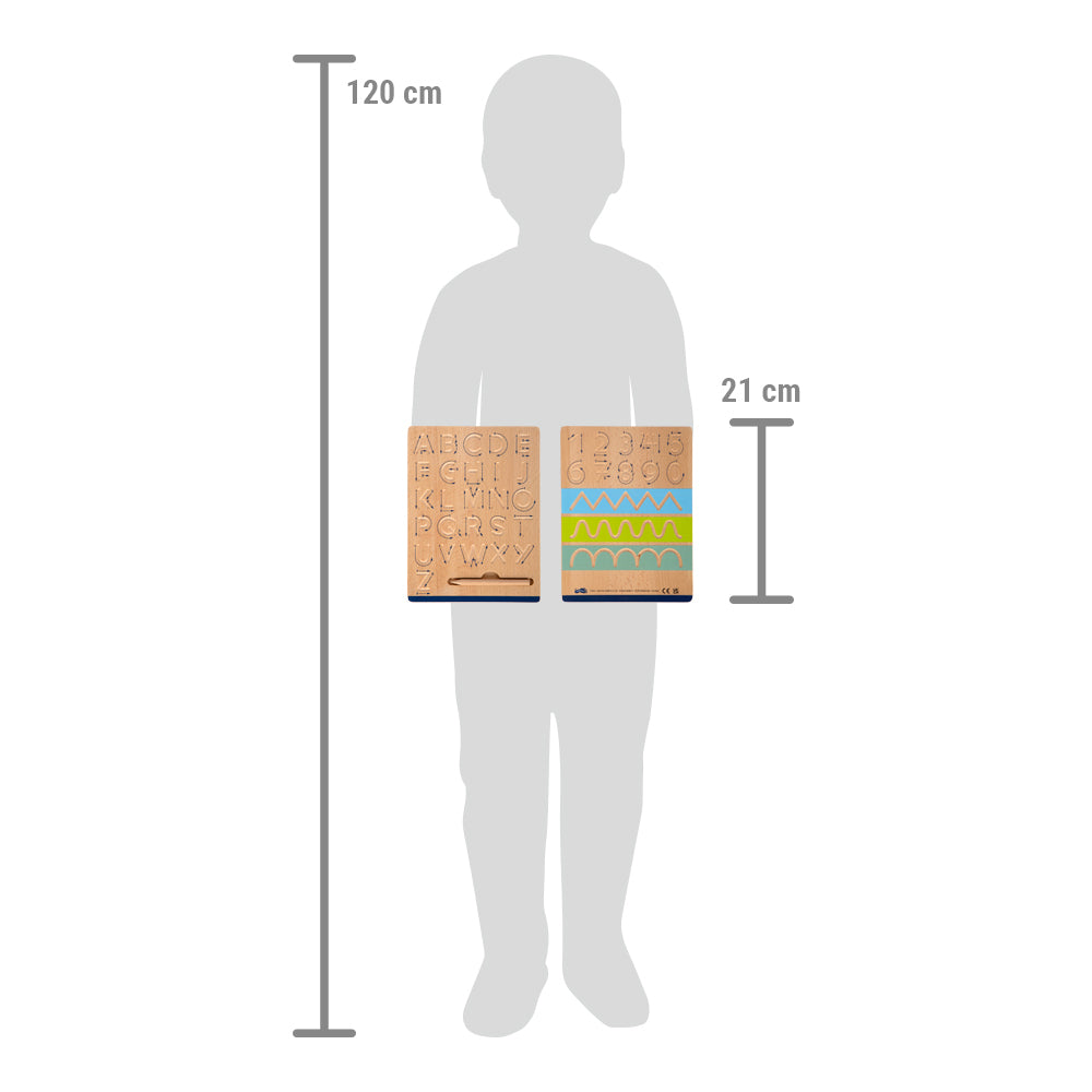 Eine Silhouette eines 120 cm großen Kindes hält zwei 21 cm breite Schreibtafel-Set „Educate“ aus Holz mit Buchstaben und Mustern.